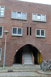 913138 Gezicht op het gezamenlijke ingangsportaal van de huizen Jan van den Doemstraat 6 - 16 te Utrecht.